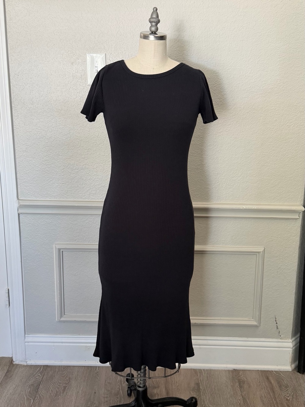 Good American Black Ribbed Short-Sleeve Midi Dress